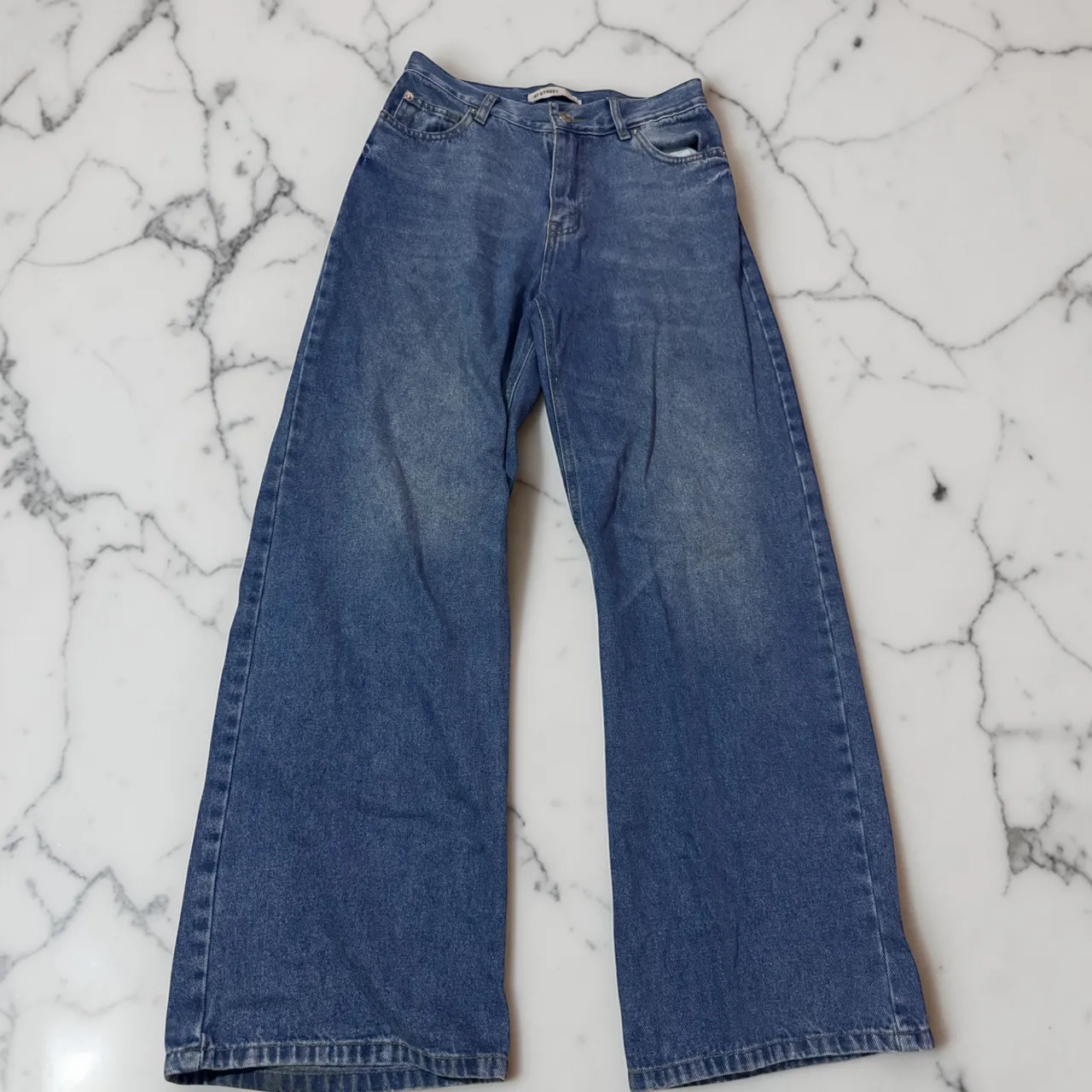 Jean tiro alto ancho, color azul clásico. Un básico súper canchero solo 2 usos