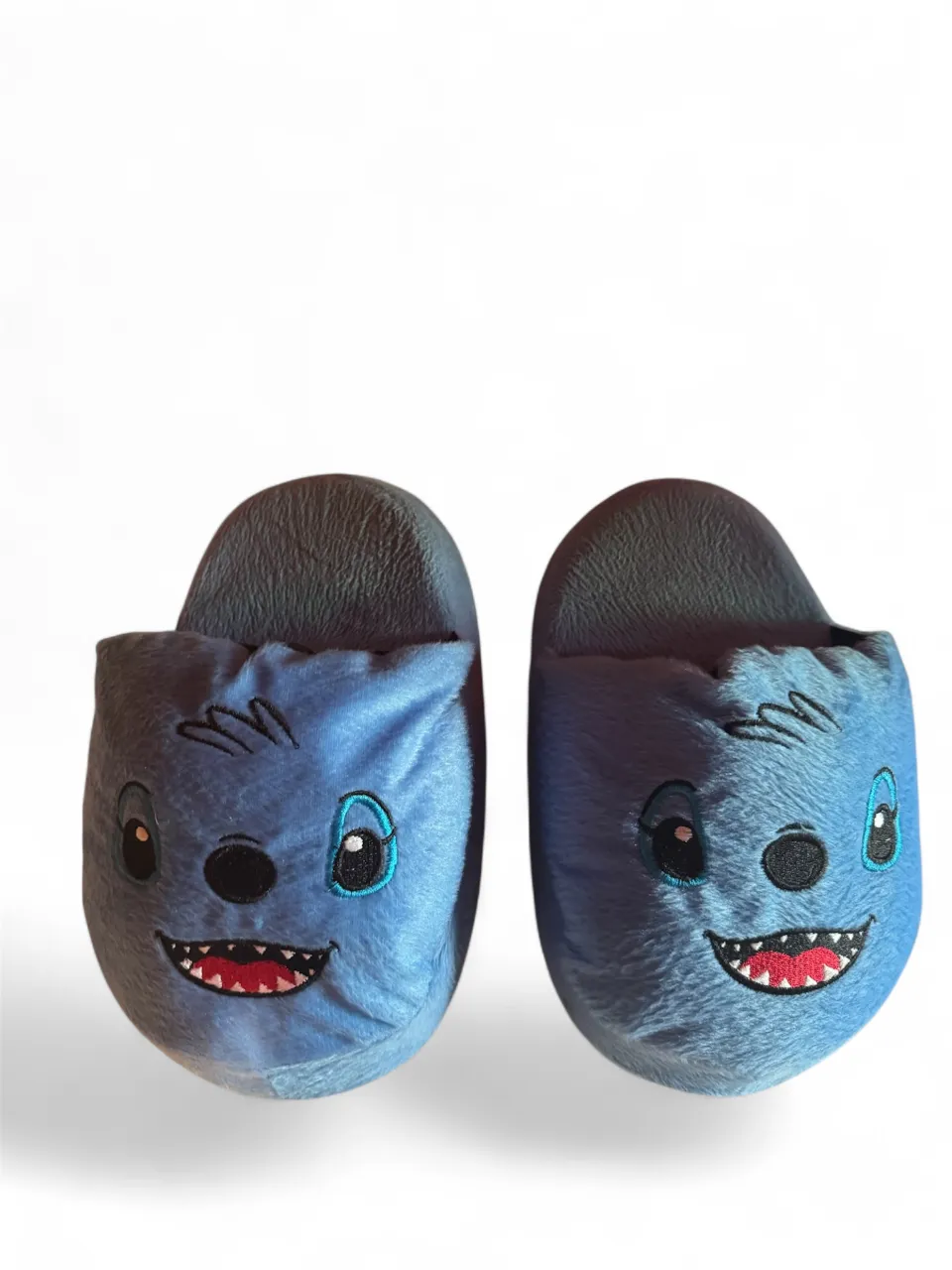 Pantuflas súper tiernas y cómodas con diseño stich.Ideales para estar en casa y mantener los pies calentitos. ¡Un toque divertido para tu día a día!