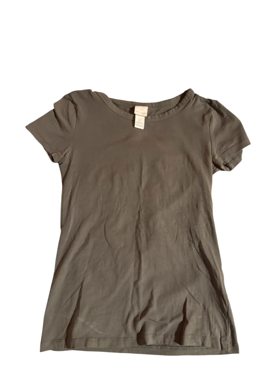 Remera básica de manga corta, ideal para el día a día. Su corte clásico y color  la hacen súper versátil para combinar con cualquier outfit.