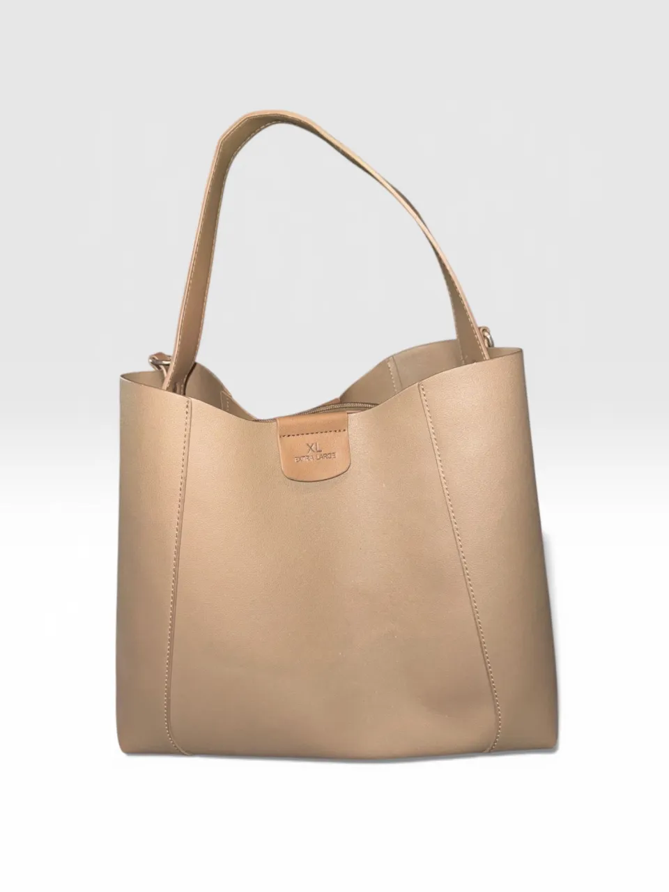 Bolso tote XL de cuero sintético color marron súper espacioso y práctico. Cierre superior y bolsillo interno para organizar tus pertenencias. Un básico canchero que no te puede faltar.