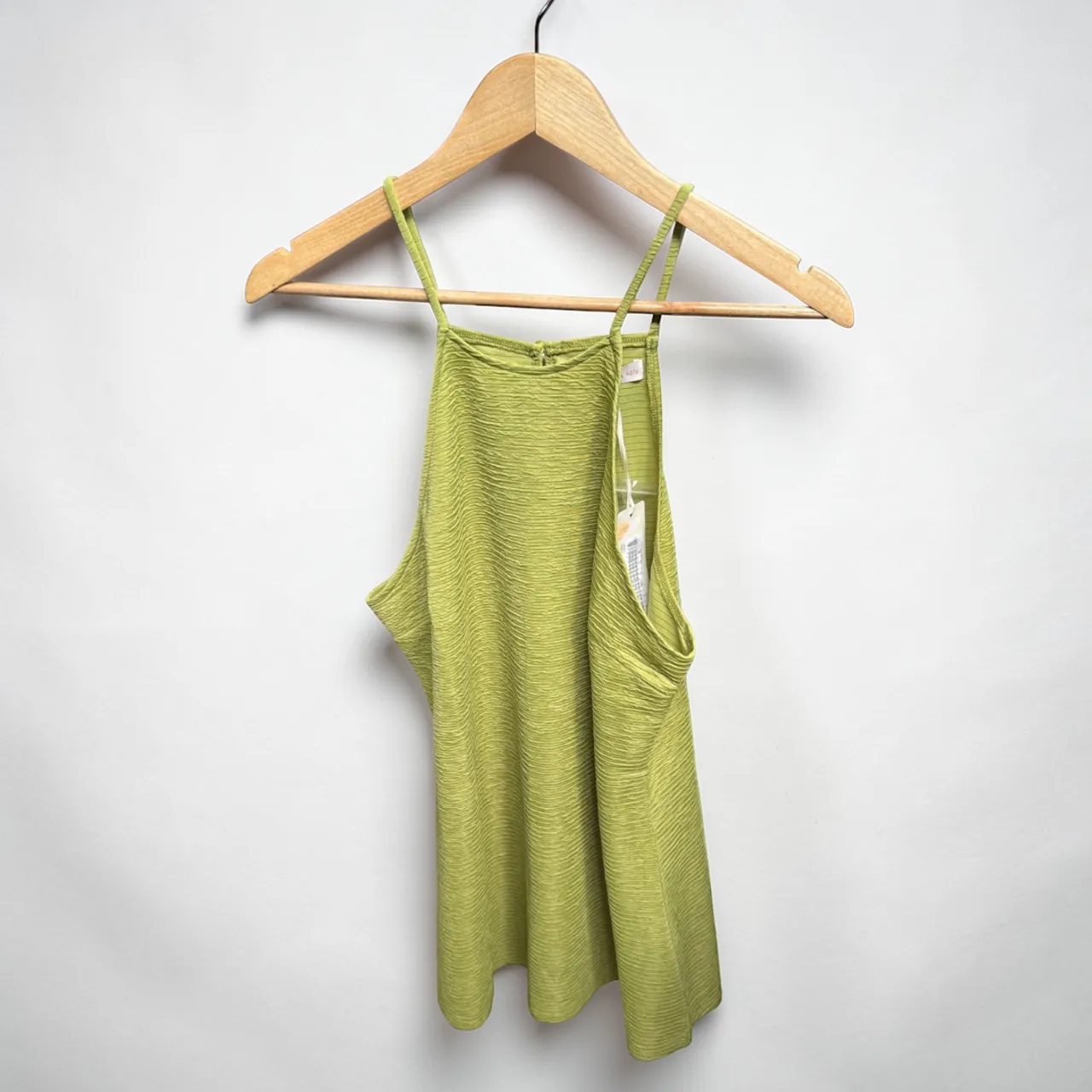 Musculosa verde con textura.