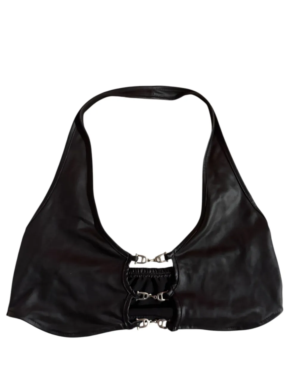 Top negro estilo halter con detalles metálicos. Diseño audaz y moderno, perfecto para destacar en cualquier salida nocturna o festival.