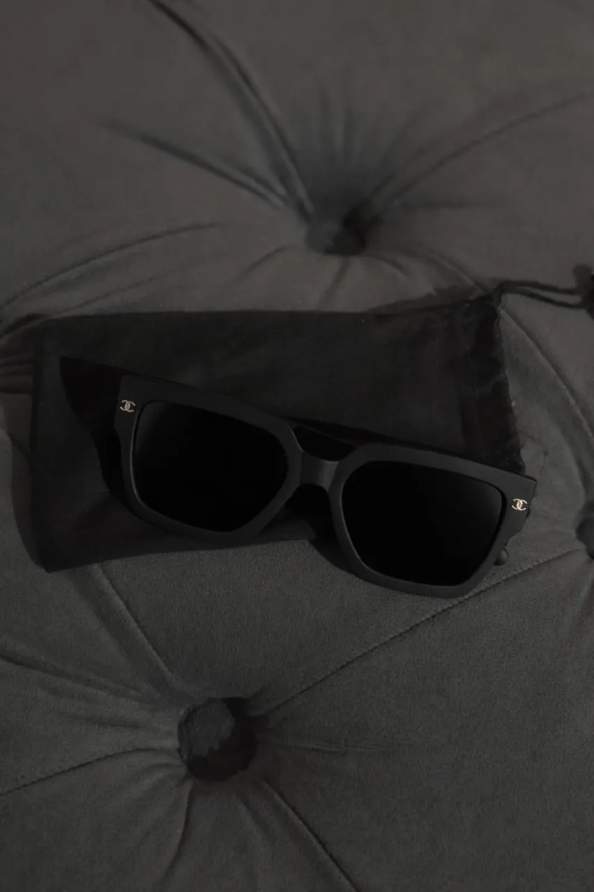 Anteojos de sol negros chanel imitación modelo cuadrado con detalles dorados.
Incluye funda protectora.