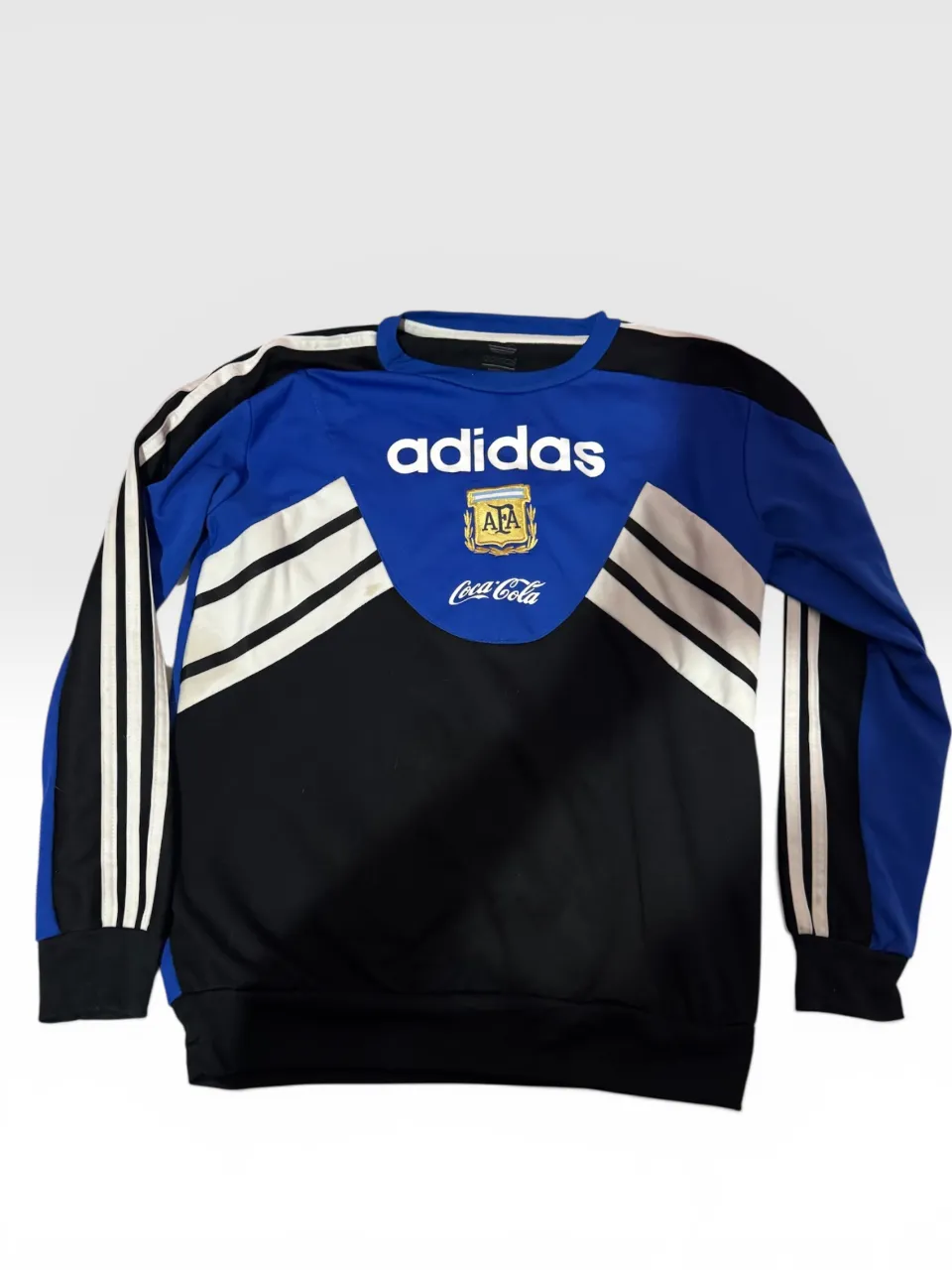 buzo manga larga Adidas con escudo de la AFA 