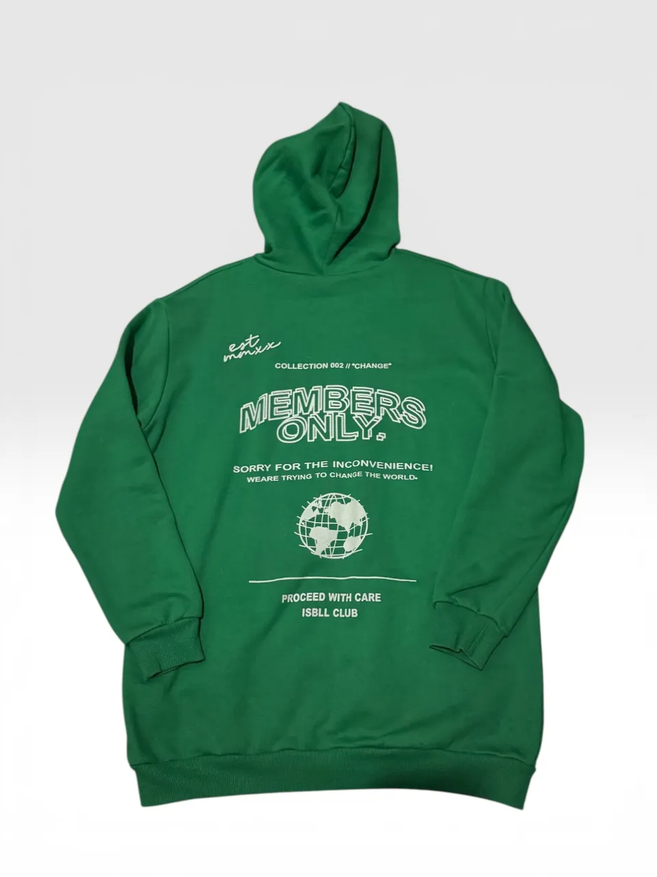 Buzo oversize verde con capucha y estampa "MEMBERS ONLY" en el frente. Ideal para un look urbano y canchero.