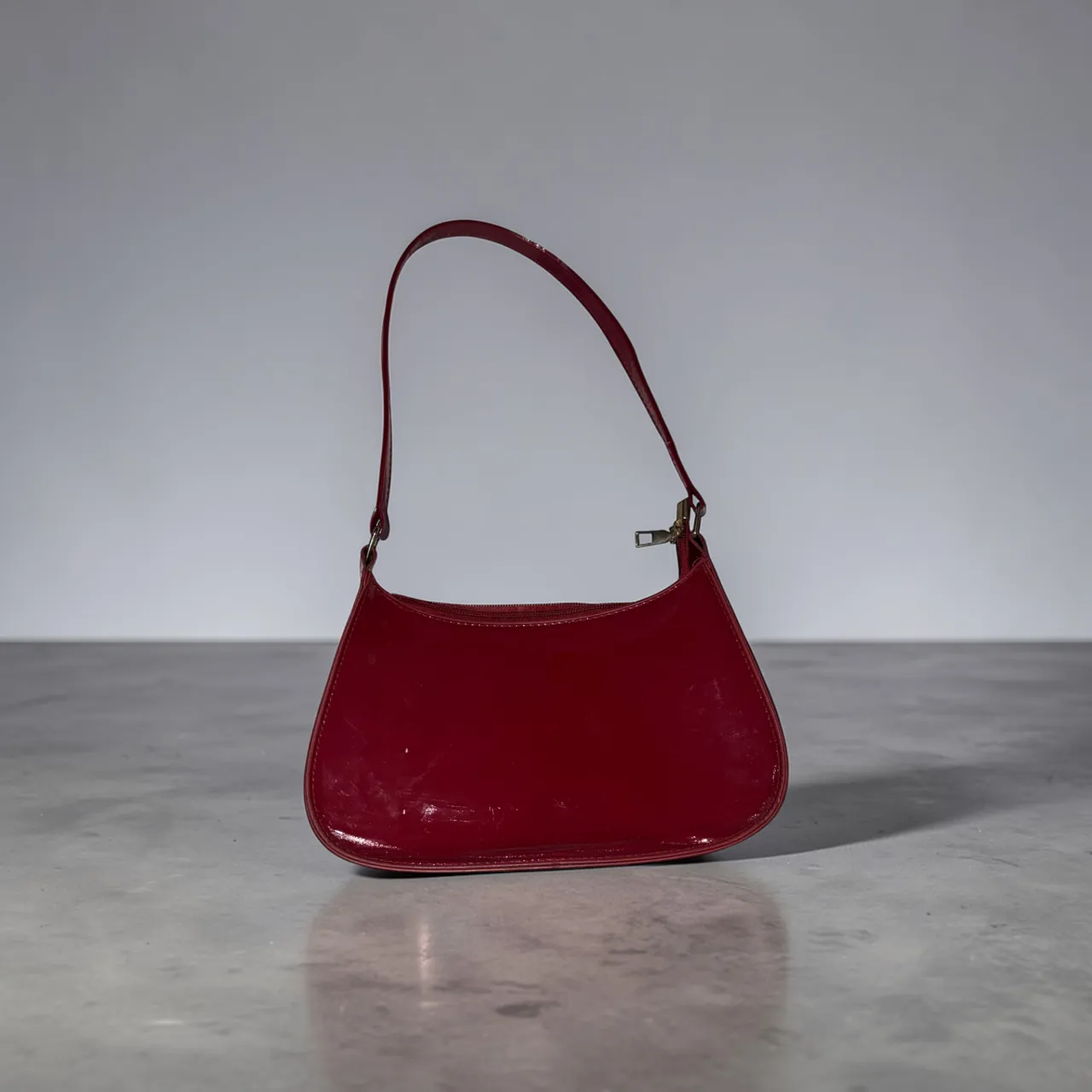 Cartera roja brillante, estilo baguette, con cierre y correa al hombro