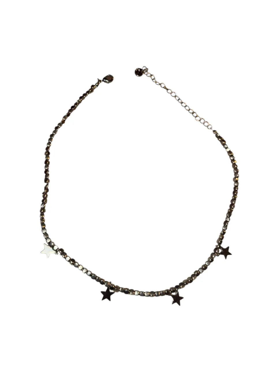 Collar delicado con cadena fina y dijes de estrellas. Un accesorio sutil y moderno para realzar cualquier look.