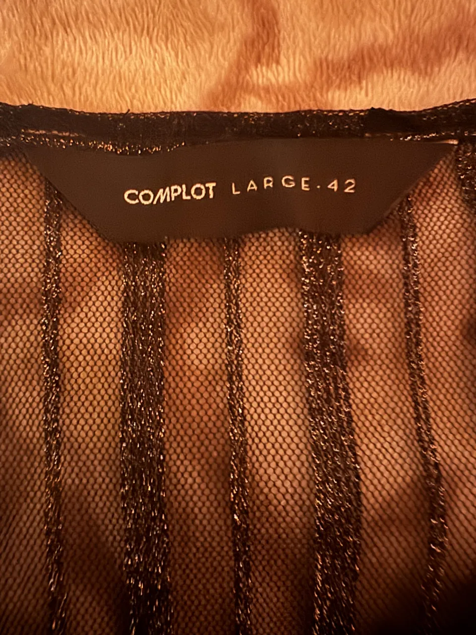 Remera Complot - Vista 2