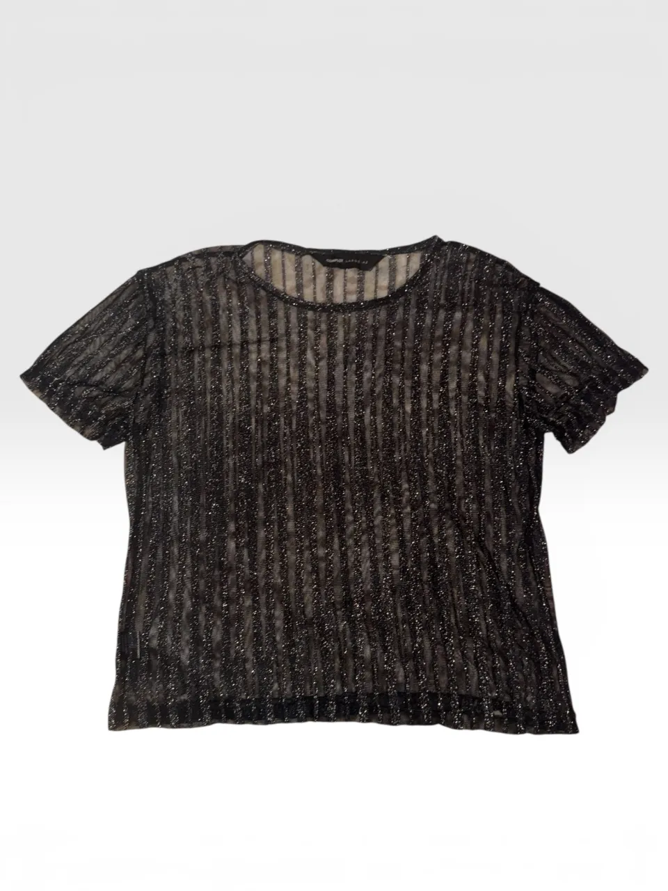 Remera de manga corta con brillos y textura acanalada. Ideal para un look canchero y moderno.