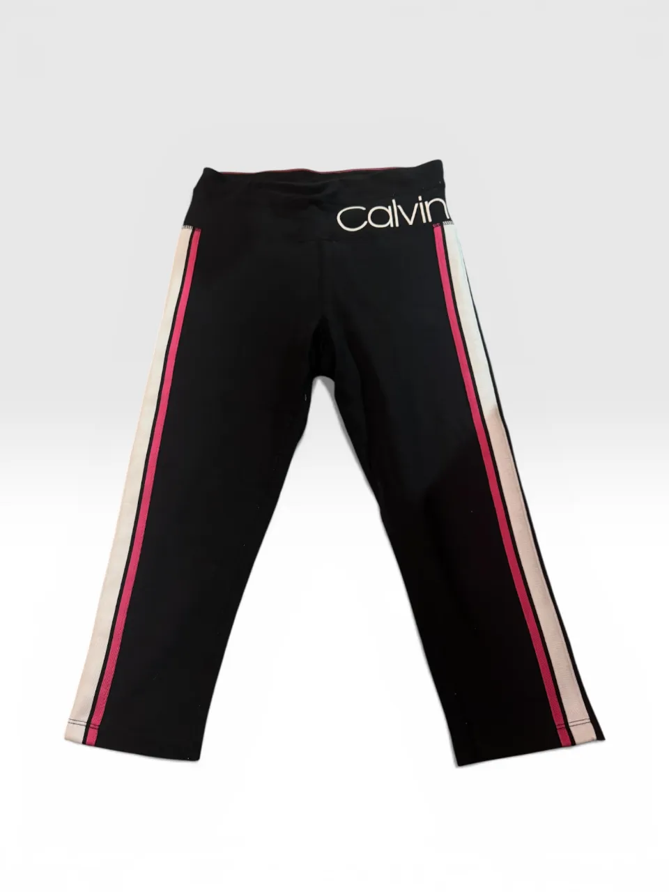 Calzas/biker deportivas capri de Calvin Klein. Con detalles de franjas laterales en blanco y rosa. Ideales para entrenar 