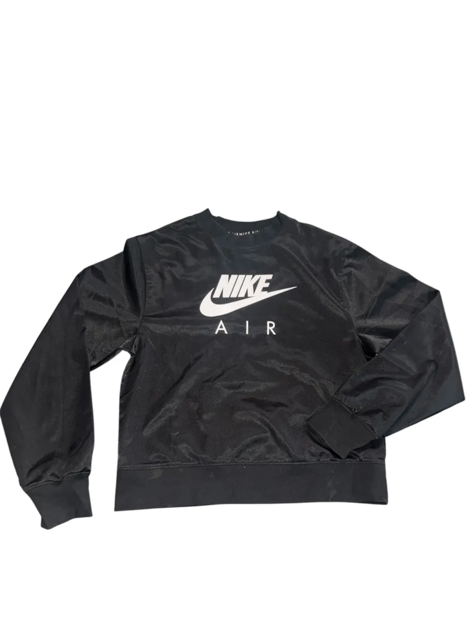 buzo liviano negro Nike Air, con logo blanco grande en el frente. Ideal para un look deportivo y casual.