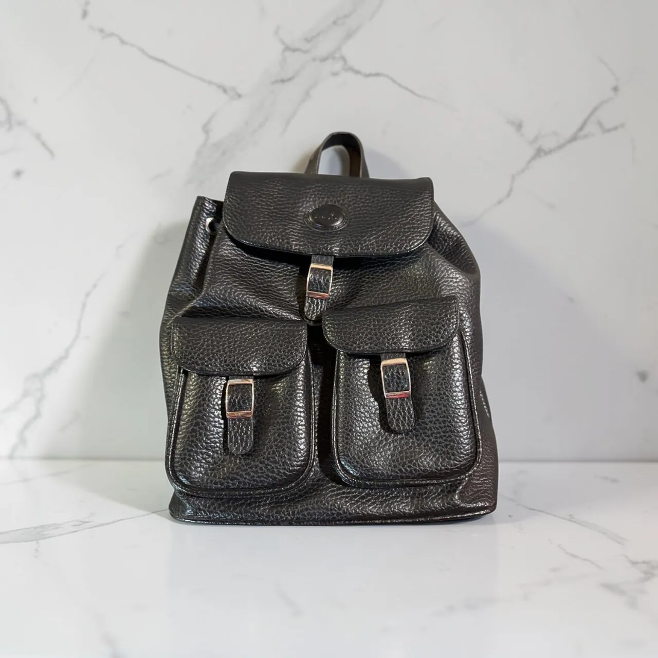 Mochila de cuero negra, súper práctica y canchera. Tiene varios bolsillos para organizar todo 
no tiene detalles