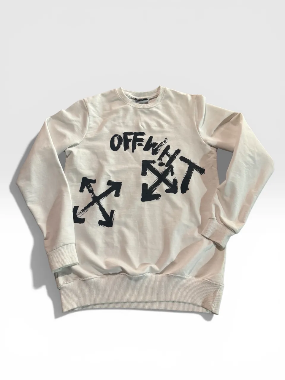 Buzo blanco de cuello redondo con estampa "OFF-WHITE" en negro. Diseño moderno y urbano, ideal para un look casual y canchero, sin detalles!