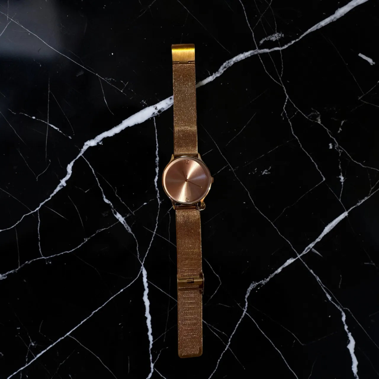 Reloj Isadora dorado con malla de acero inoxidable. Un accesorio elegante y moderno, muy poco uso esta en perfecto estado