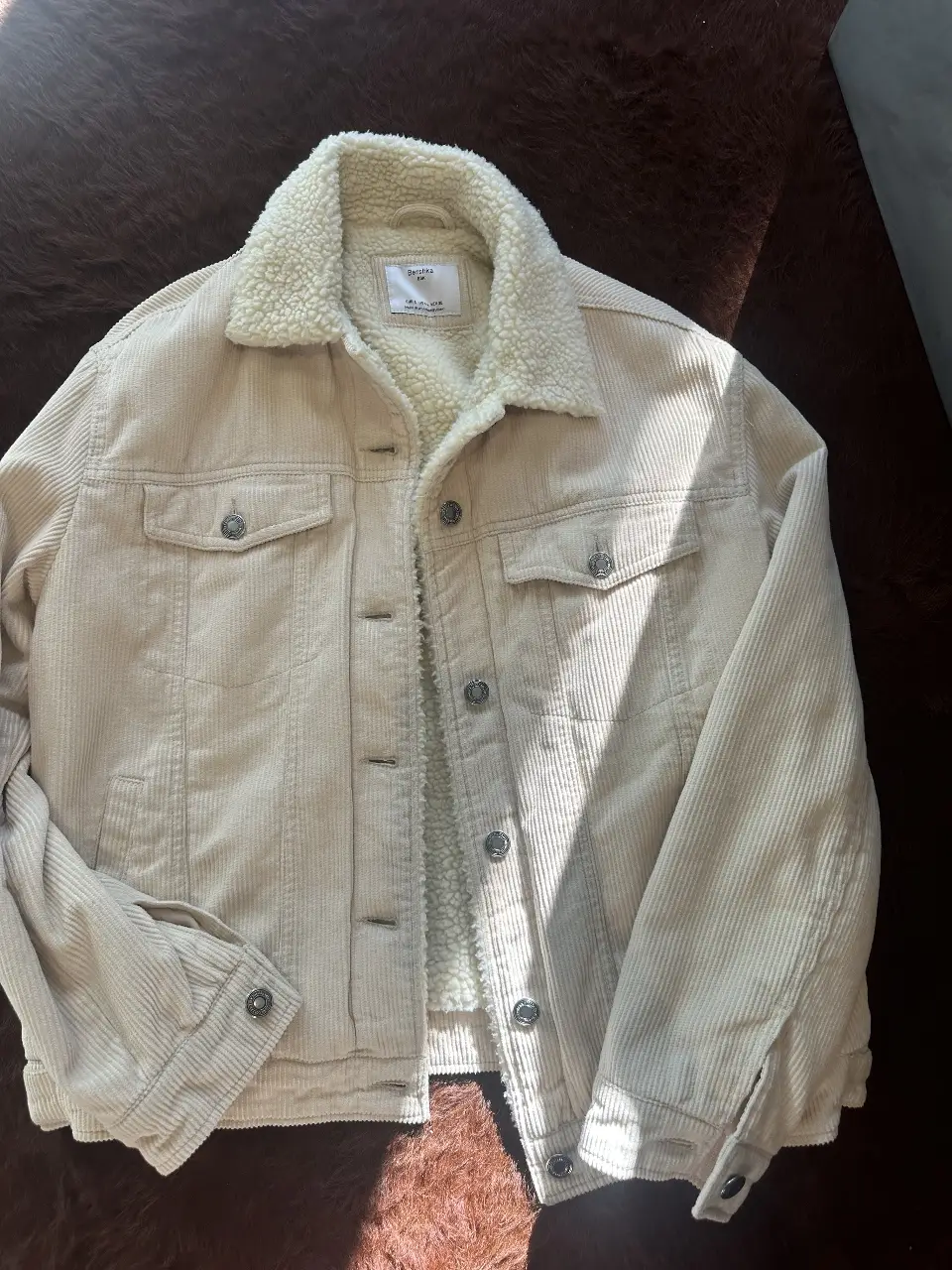 Campera de corderoy color crudo con forro de piel sintética. Ideal para el invierno, estilo casual. Marca Bershka, talle L.
