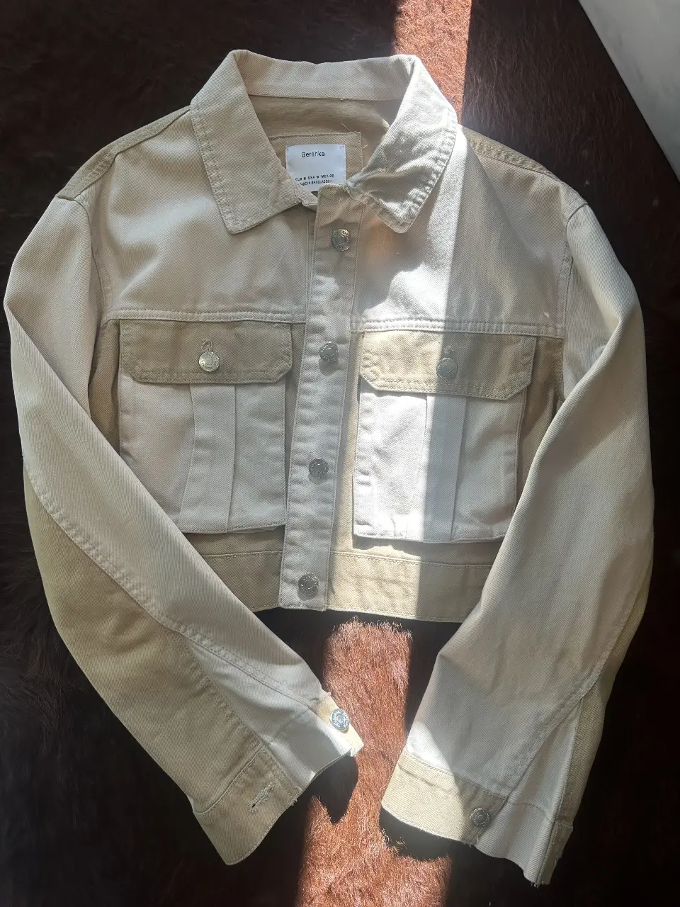 Campera de jean Bershka color crudo con detalles en marrón. Talle M. Ideal para un look casual y moderno.