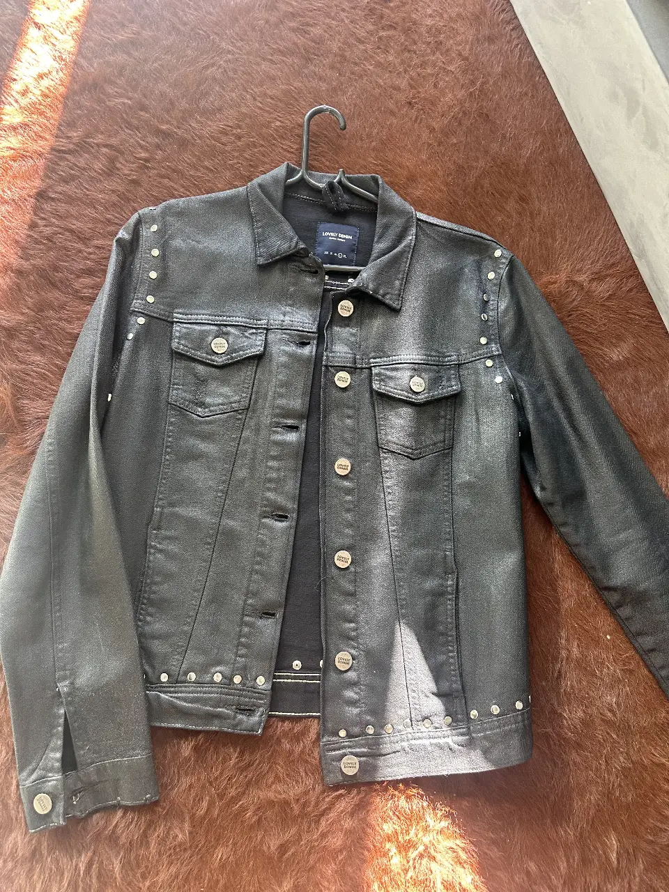 Campera de jean negra con tachas plateadas, de la marca Lovely Denim. Ideal para un look rocker y canchero.