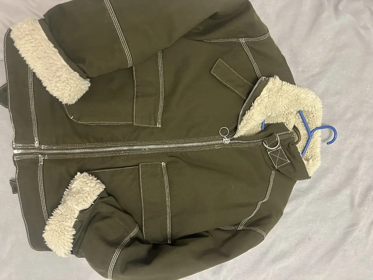 Campera de abrigo estilo aviador, color verde oscuro con detalles en blanco. Interior de piel sintética. Ideal para el invierno.