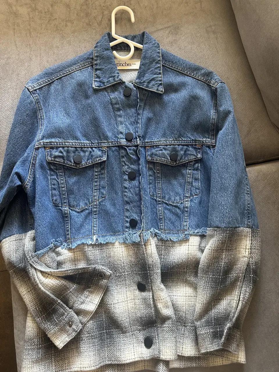 Campera de jean combinada con tela a cuadros en la parte inferior. Ideal para un look casual y canchero.