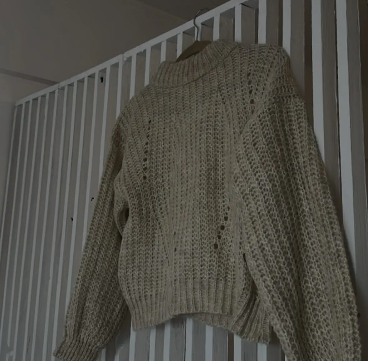 Sweater polera tejido en color crudo, ideal para un look casual y abrigado. Perfecto para el invierno.