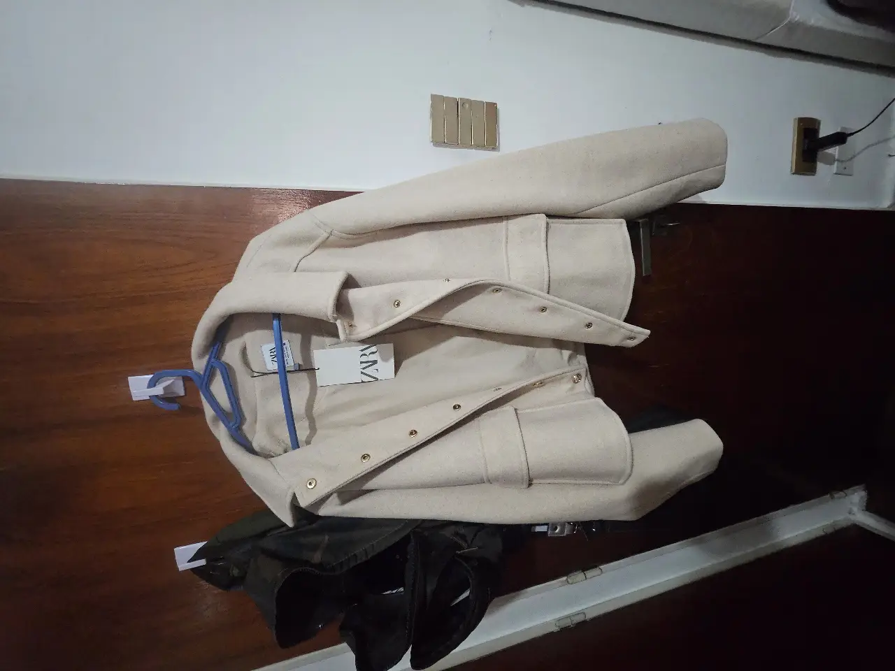 Campera tipo bomber de color crudo, con botones y etiqueta de la marca Zara. Ideal para un look casual y moderno.