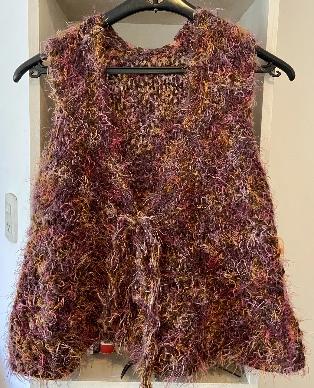 Chaleco tejido artesanalmente, con un diseño único y texturas que lo hacen destacar. Ideal para darle un toque especial a cualquier outfit.