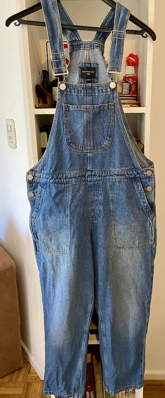 Mono de jean usado de tiro alto, con tiradores regulables y bolsillos. Un clásico que nunca pasa de moda, ideal para un look canchero y cómodo.