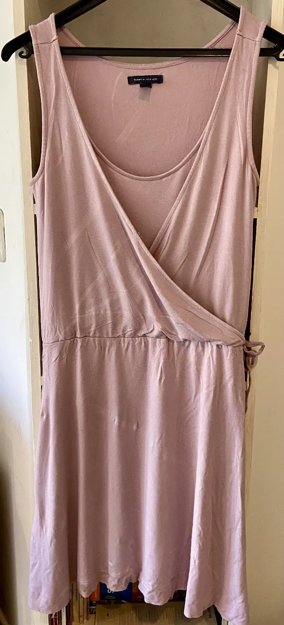 Vestido cruzado de modal color lila, sin mangas y con detalle de lazo en la cintura. Ideal para un look casual y cómodo.