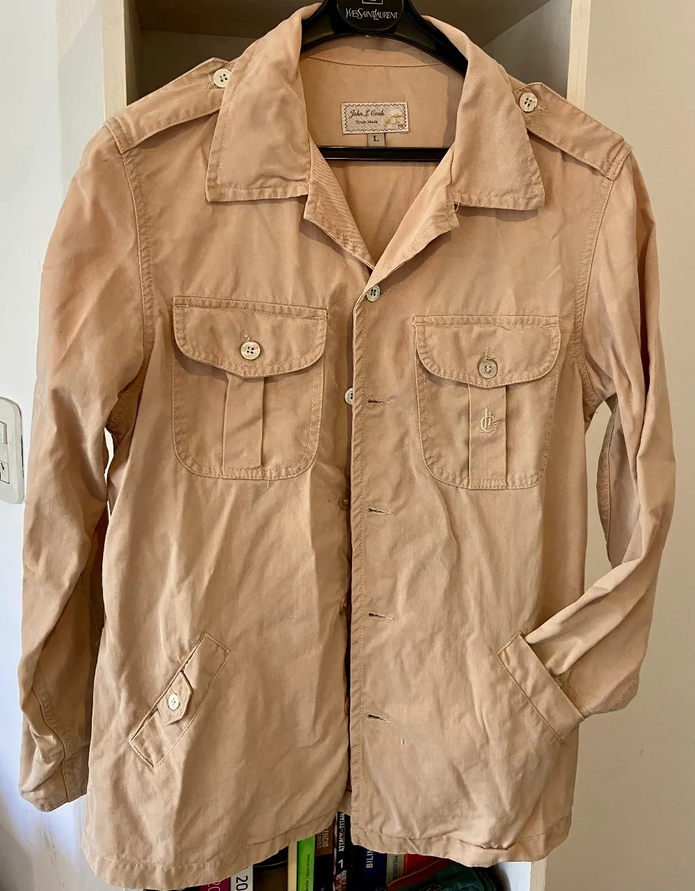 Camisa de manga larga color beige, con cuello camisero, dos bolsillos en el pecho y bolsillos laterales. Posee detalles de hombreras y botones a tono. Ideal para un look casual y canchero.