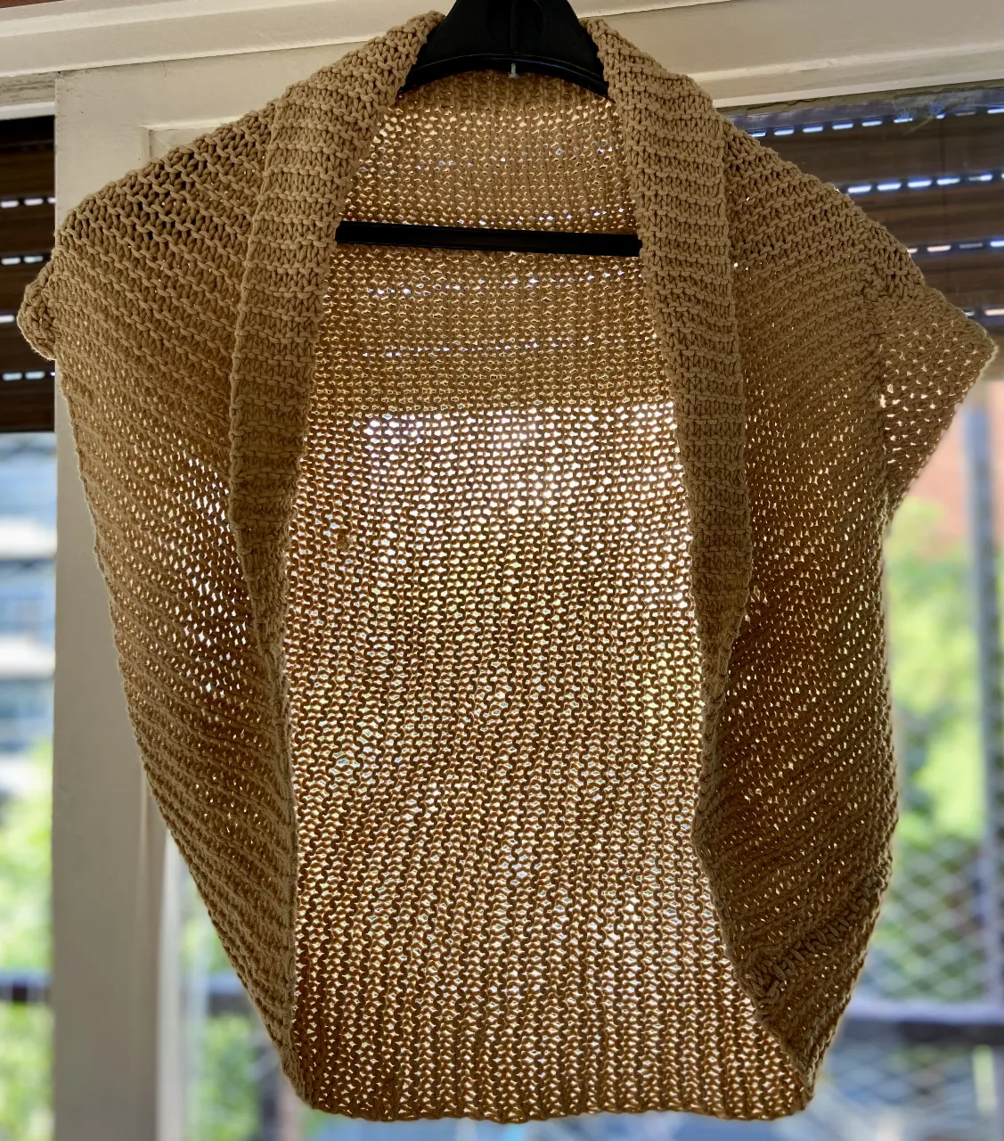 Cardigan tejido color tiza, ideal para un look comfy y canchero. Su diseño abierto y suelto lo hace perfecto para usar sobre cualquier outfit.