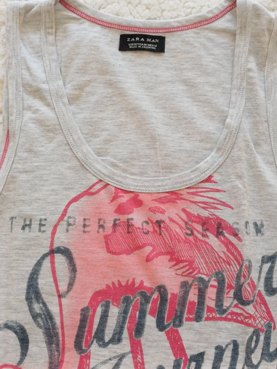 Musculosa gris con estampa de flamenco y texto "THE PERFECT SEASON SUMMER JOURNEY MIAMI BEACH EST. 1873".