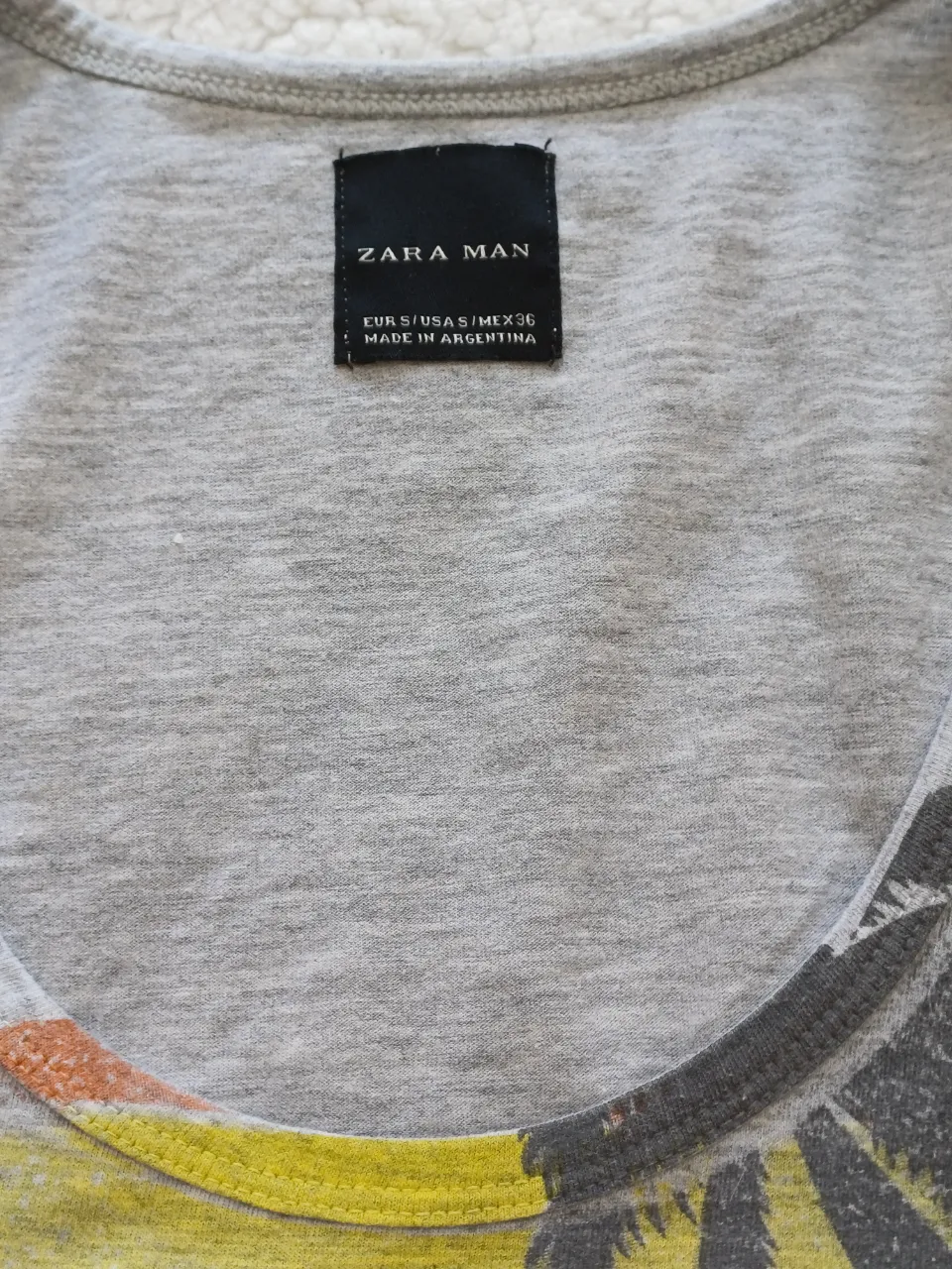 Musculosa gris con estampa de palmeras y atardecer en la parte delantera. La estampa dice "SUMMER".