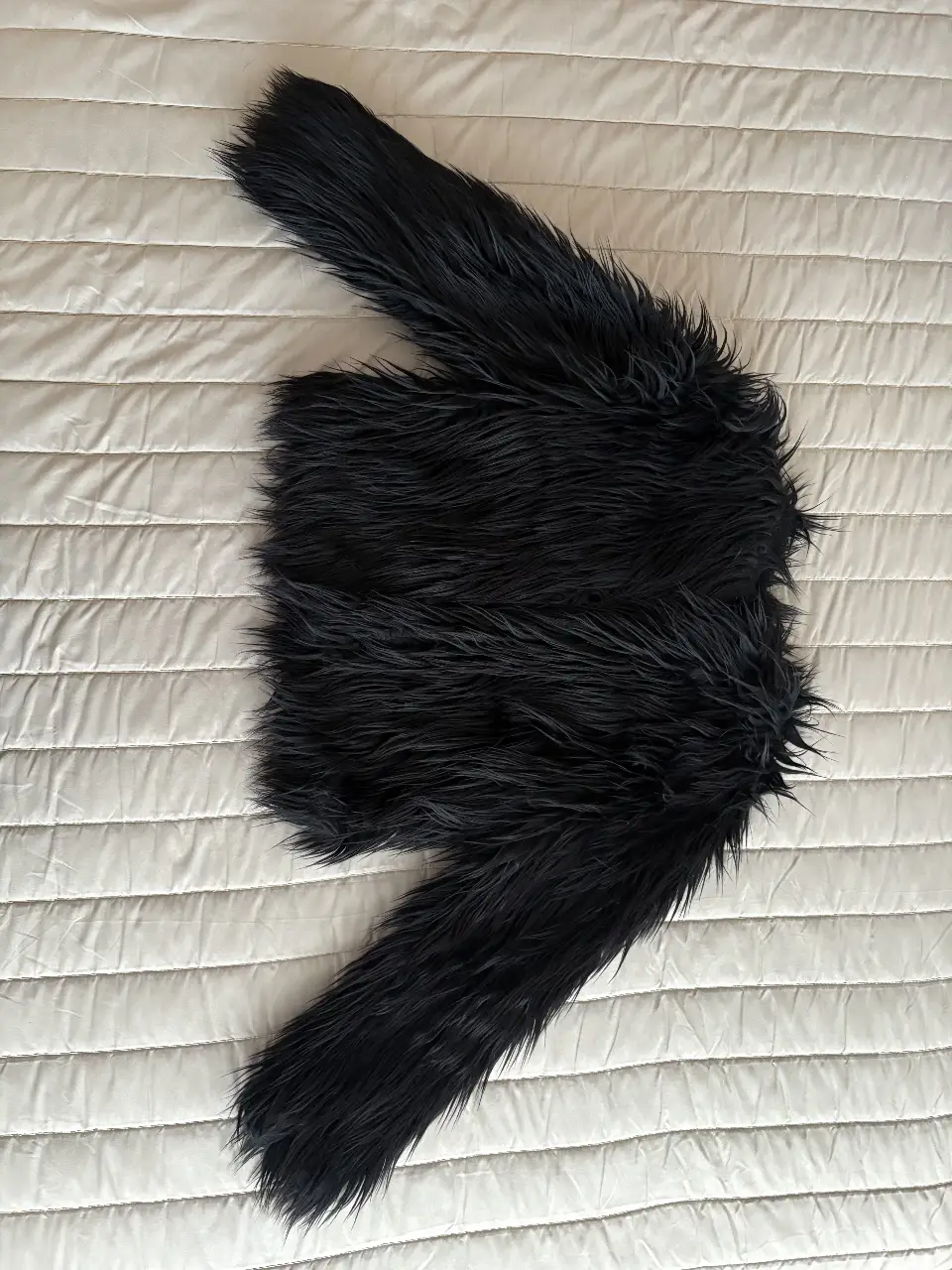 Campera de piel sintética negra y forro interior satinado. Ideal para un look rocker o para darle un toque audaz a cualquier outfit. Está igual a nueva, la usé 3 veces no tiene detalles. Medidas: largo de manga 61cm, largo total de la campera 54cm