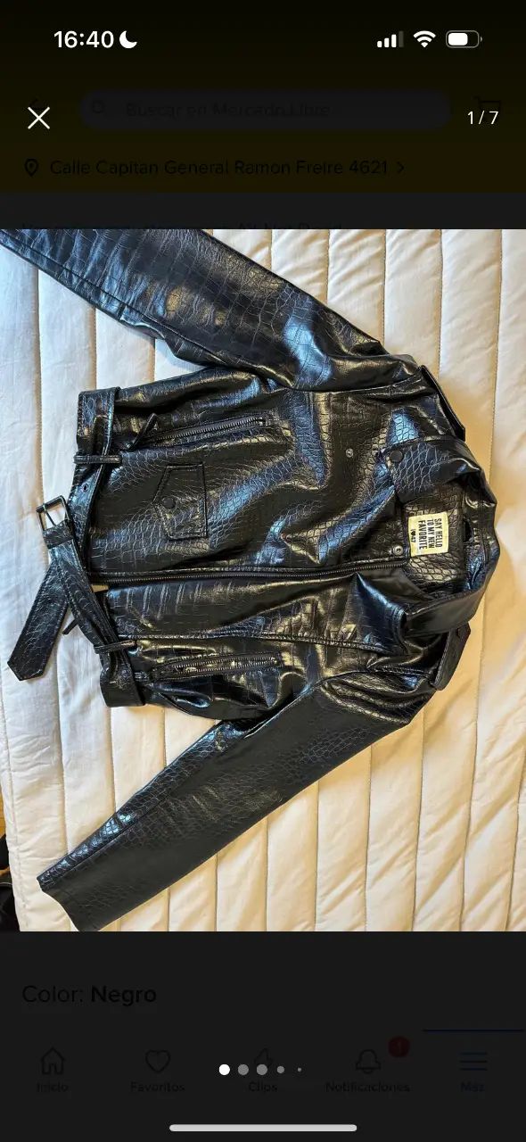 Campera biker marca 47st, de cuero sintético con textura de reptil, tiene cinturon. Ideal para un look rocker y moderno. Medidas: Hombro a hombro 42cm, largo de manga 60cm, largo total 44cm, ancho de cintura (campera cerrada) 42cm. No tiene detalles ni roturas 
