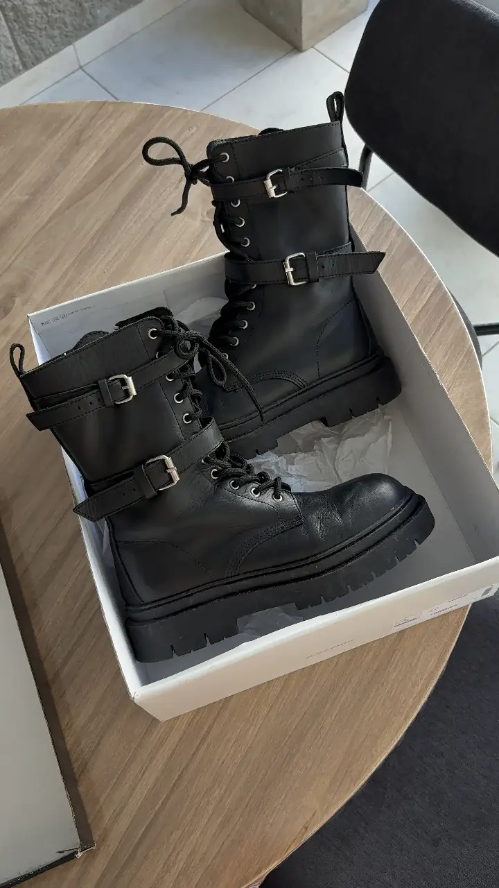 Borcegos negros de cuero con hebillas y cierre lateral. Tienen suela gruesa y detalles de cordones. Ideales para un look rocker o casual. son 39 horma grande, se usaron 3 4 veces xq me quedan chicos, están apenas marcados de la pisada como se ve en la foto