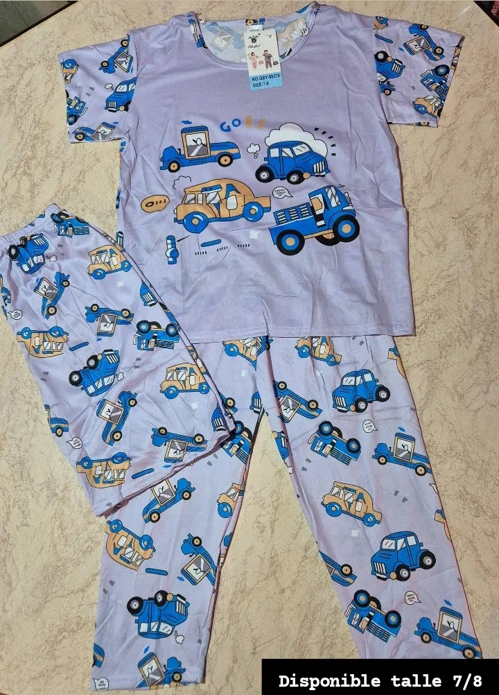 Conjunto de pijama de 3 piezas con estampado infantil. Incluye remera de manga corta, shorts y pantalón largo.
talles disponibles: 5/6 y 7/8