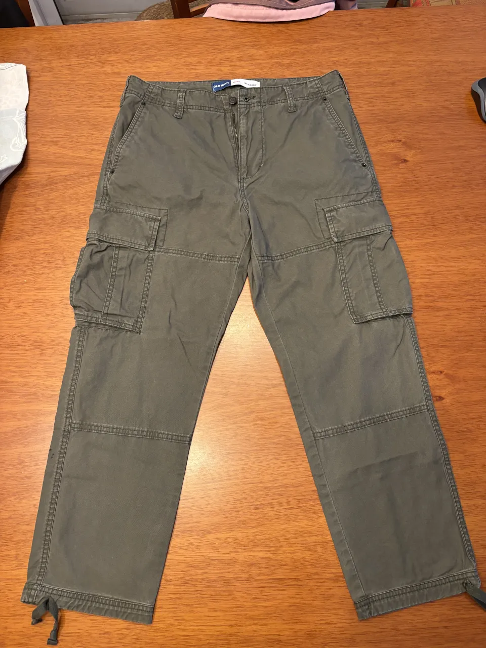 Pantalón cargo de algodón color verde militar. Posee múltiples bolsillos funcionales y ajuste en los tobillos.