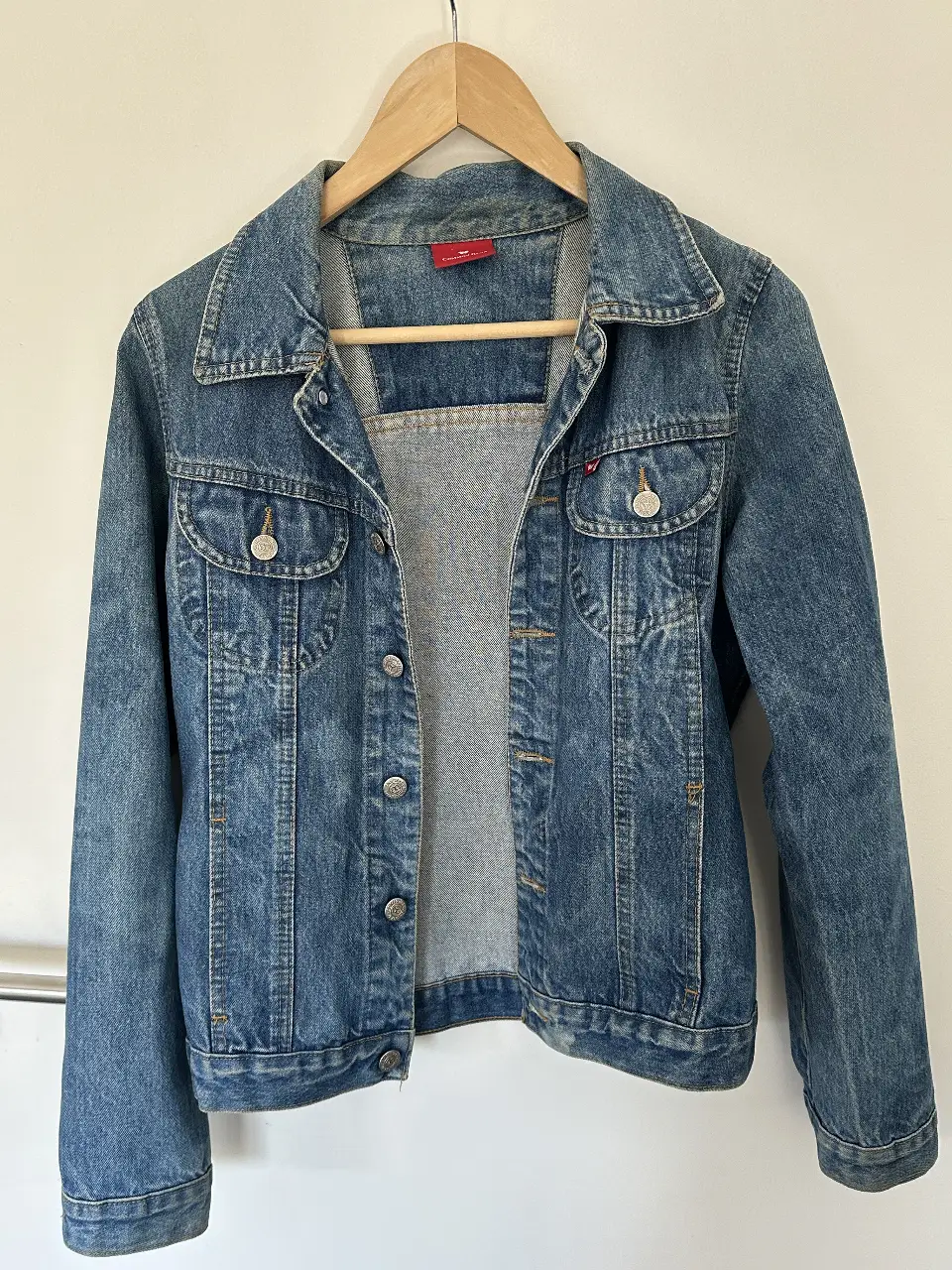 Campera de jean azul, clásica y versátil. Ideal para un look casual y moderno. Confeccionada en denim resistente, esta campera es perfecta para cualquier ocasión. ¡Un básico imprescindible en tu guardarropa! la marca es Common Blue
