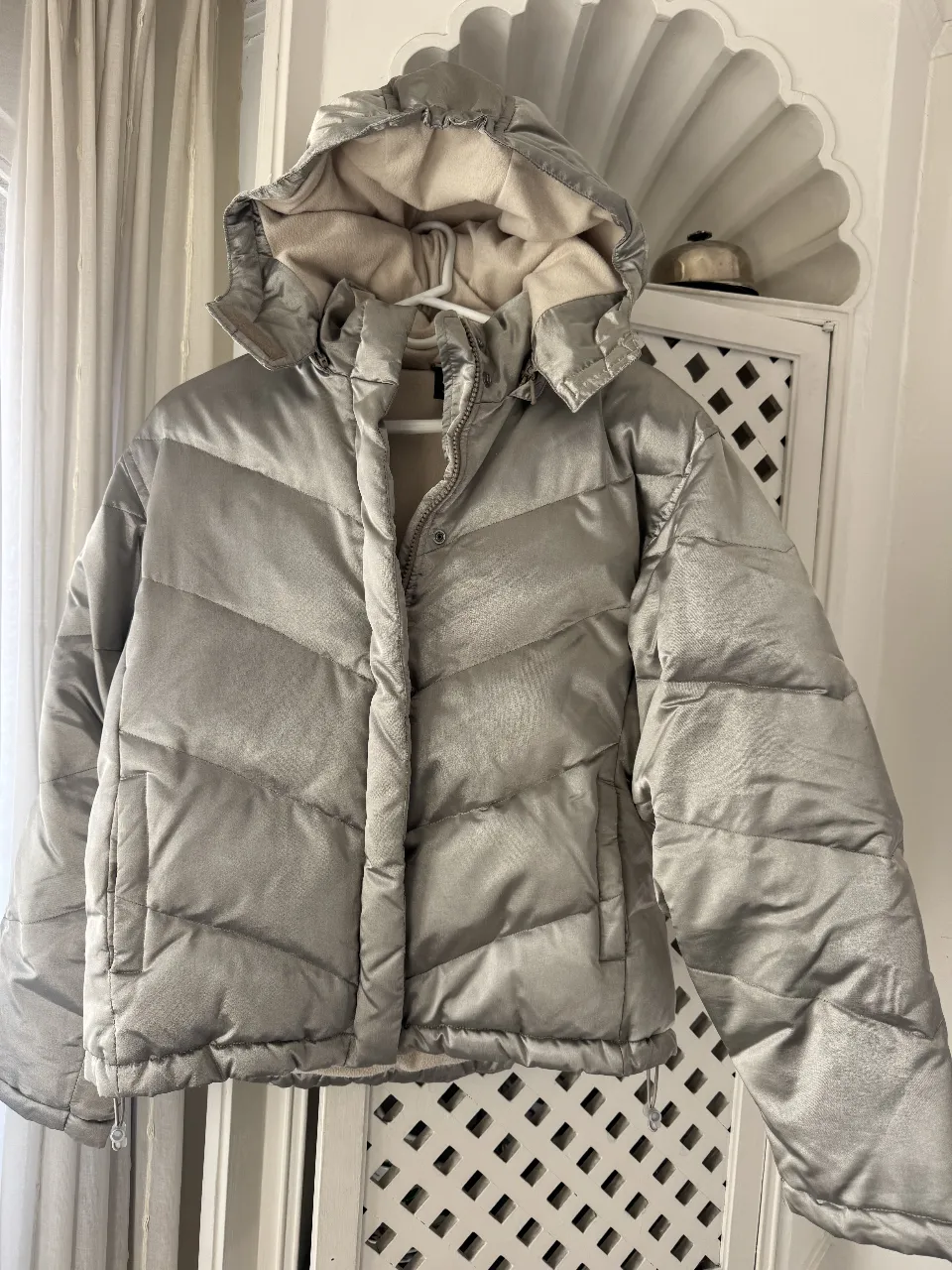 Campera de pluma plateada de la marca GAP para niños. Talle XXL/TTG. Ideal para el invierno, abrigada y con capucha.