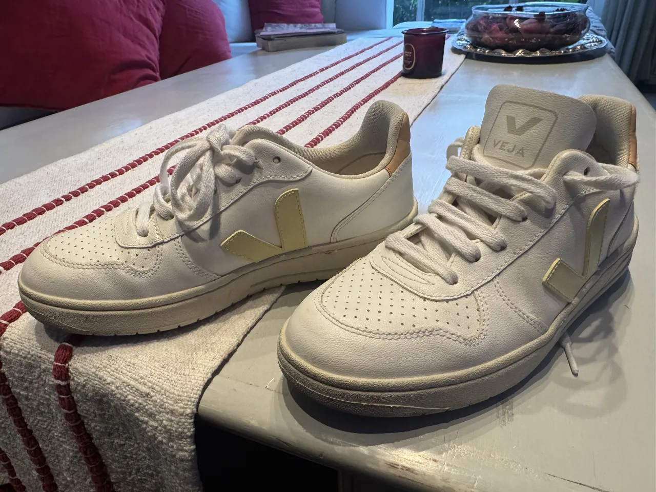 Zapatillas Veja blancas con detalles en amarillo, ideales para un look casual y moderno. Perfectas para combinar con cualquier outfit.