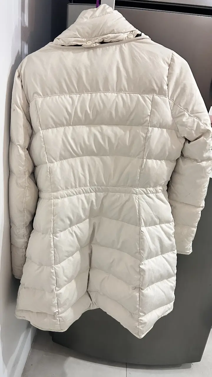 Campera de pluma Zara Basic, color blanco, con cierre y bolsillos. Ideal para el invierno.