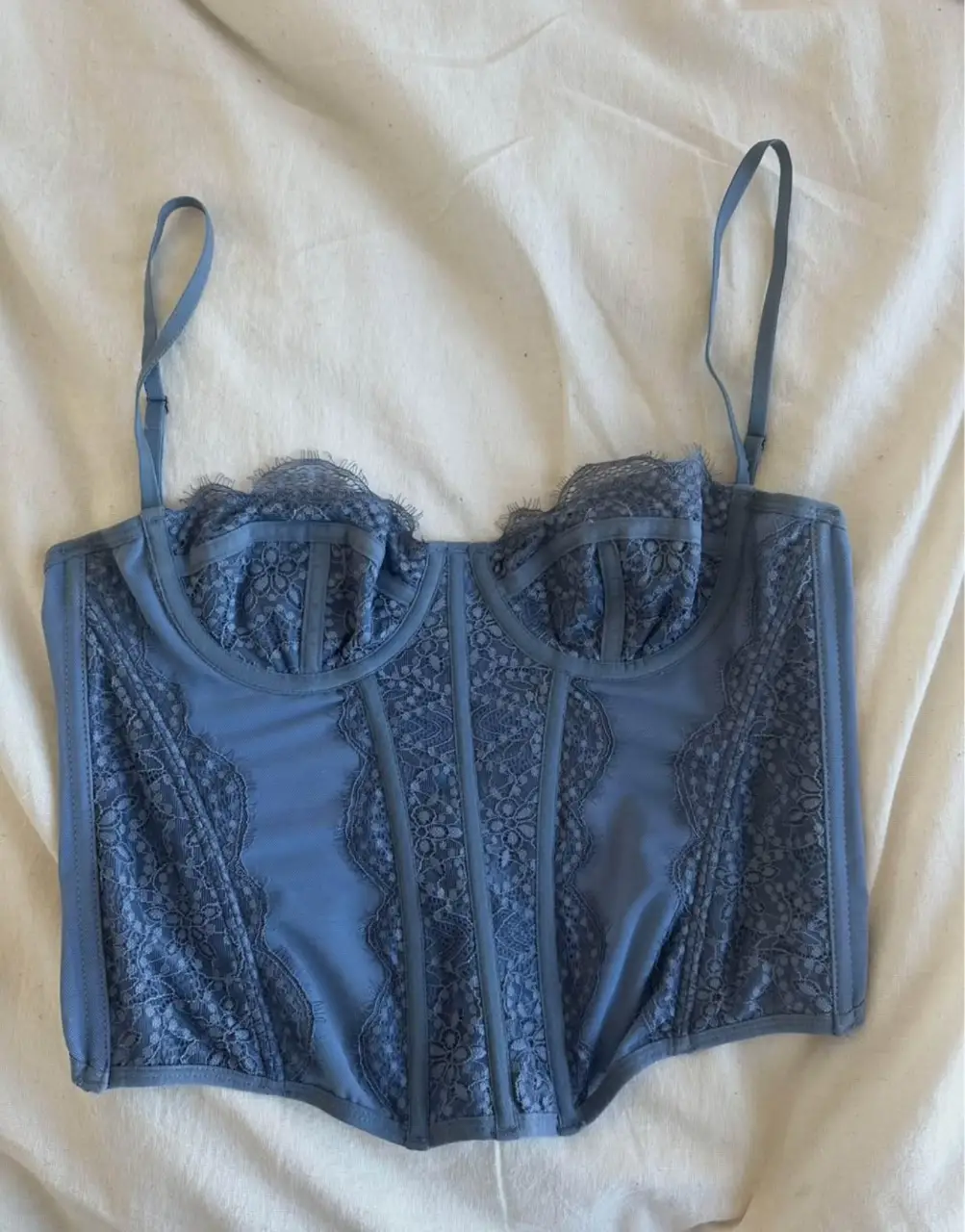 Conjunto de lencería tipo corset en color azul celeste, con detalles de encaje y tirantes ajustables. Ideal para ocasiones especiales.