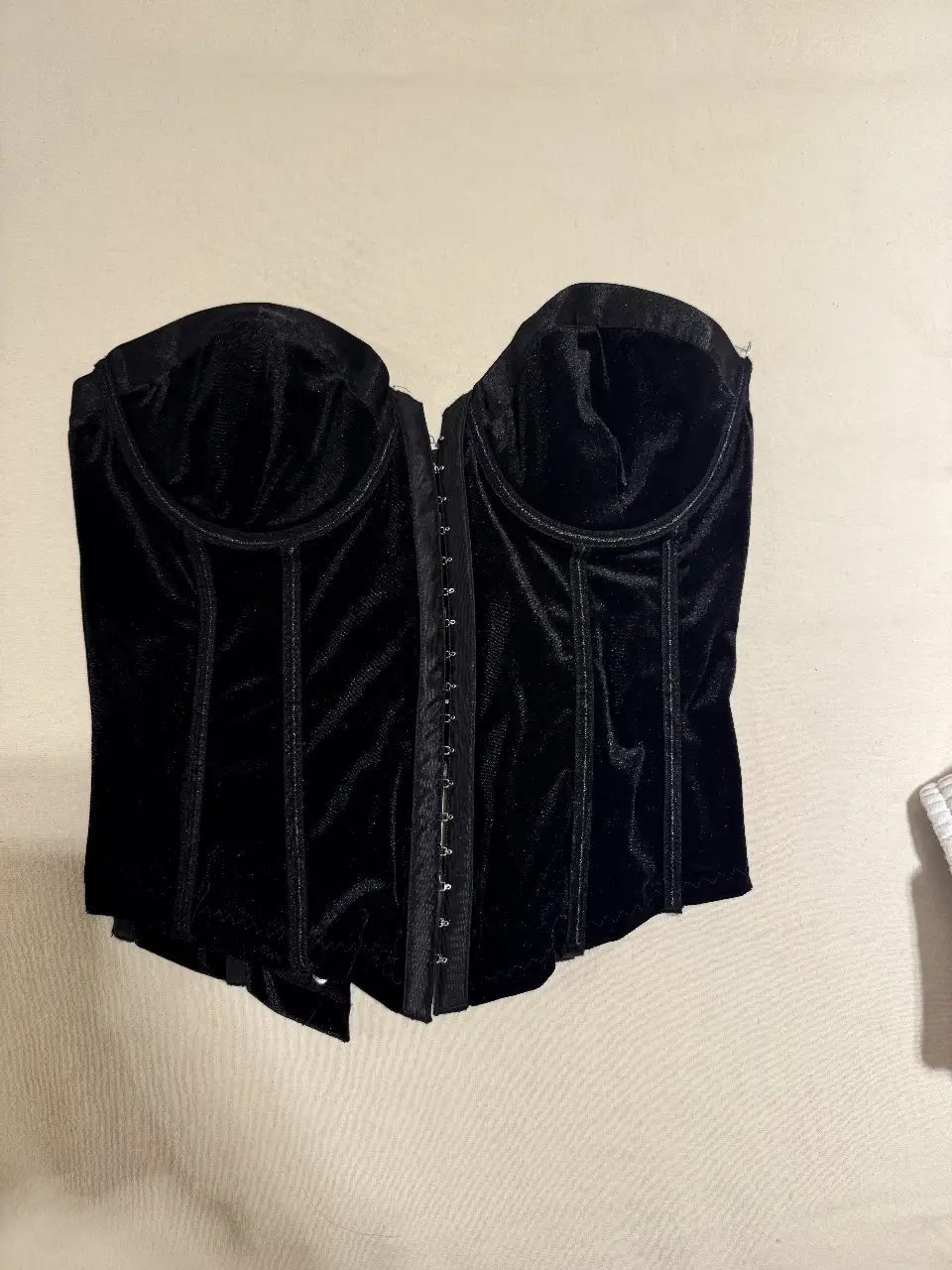 Corset negro de terciopelo, ideal para looks de fiesta o eventos especiales. Diseño ajustado y elegante.