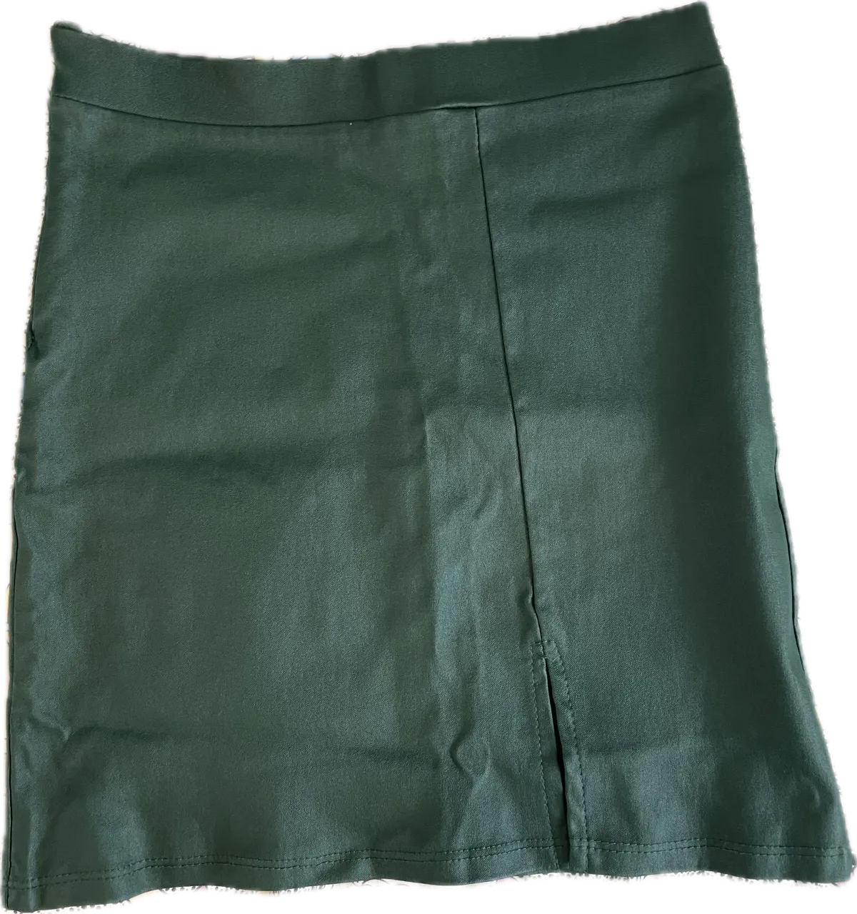 Pollera corta de cuero sintético color verde oscuro tipo tubo. Tiene una abertura lateral y cierre invisible.

Cintura 60 Cadera 70 Largo 37