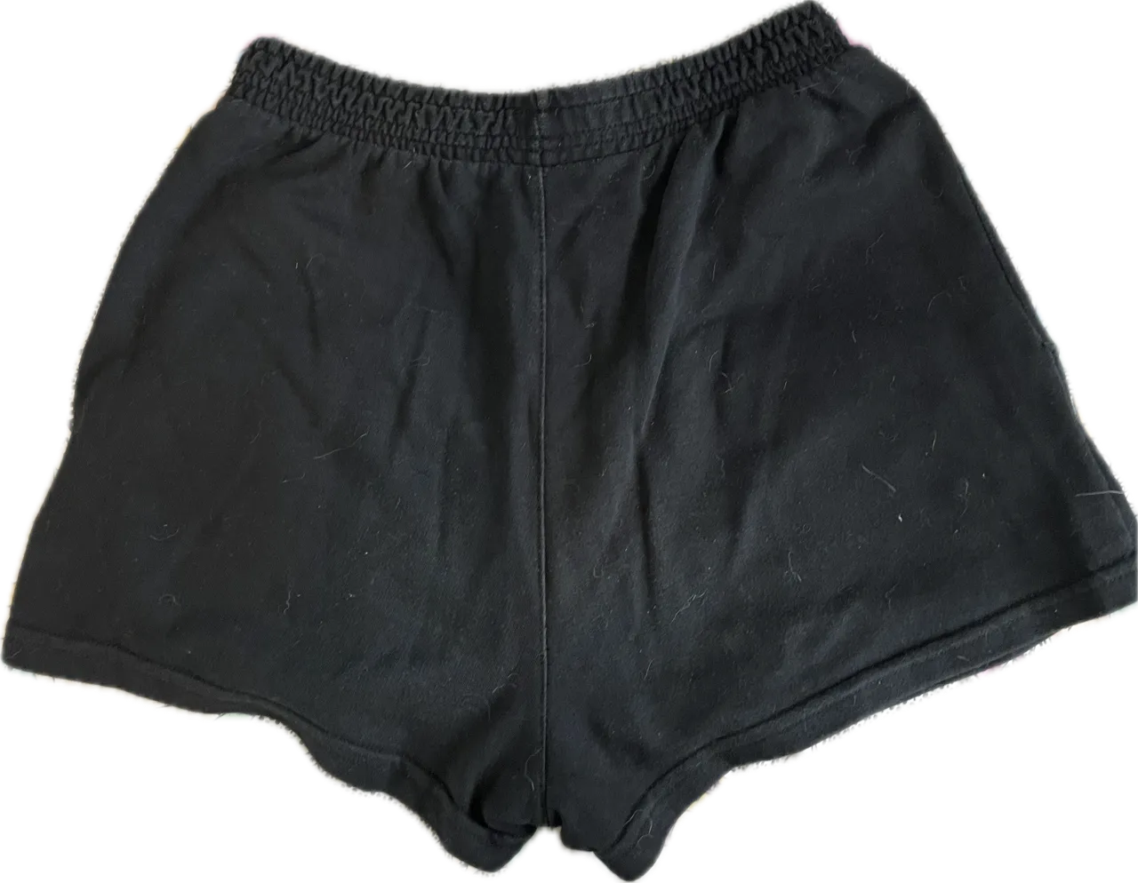 Shorts negros de algodón con cintura elastizada y logo estampado de palmeras y sol. Ideales para un look relajado y veraniego.

Cintura 62 Cadera 90 Largo 31 Tiro 32