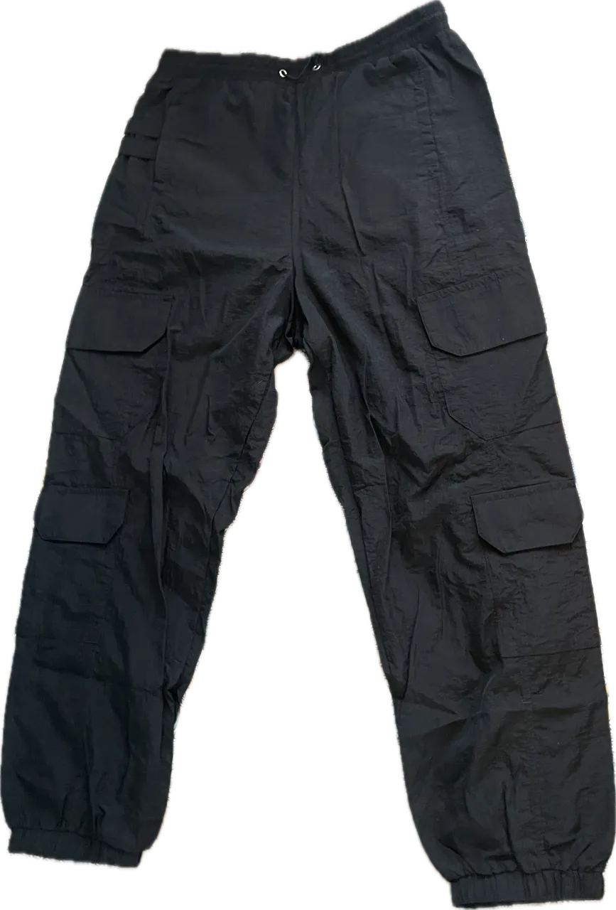 Pantalón cargo negro, tiro alto, con bolsillos laterales y elástico en la cintura y tobillos. Ideal para un look urbano y cómodo.

Cintura 75 Cadera 98 Largo 97 Tiro 36 Tobillo 15
