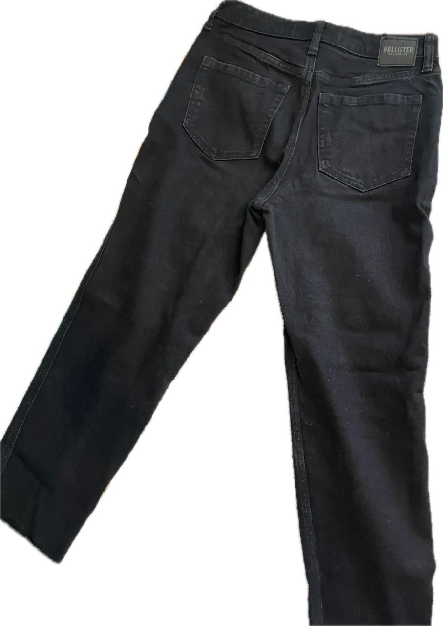 Jeans negros tiro alto, corte mom, con roturas desflecadas en los tobillos. Un clásico versátil para cualquier ocasión.

Cintura 76 Cadera 84 Largo 90 Tiro 32