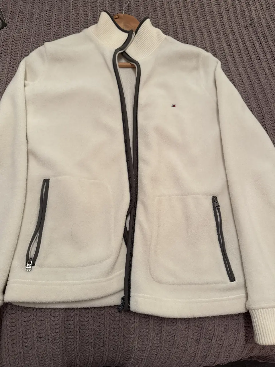 Campera polar blanca de hombre Tommy Hilfiger, con cierre y bolsillos con cierre. Talle XS.