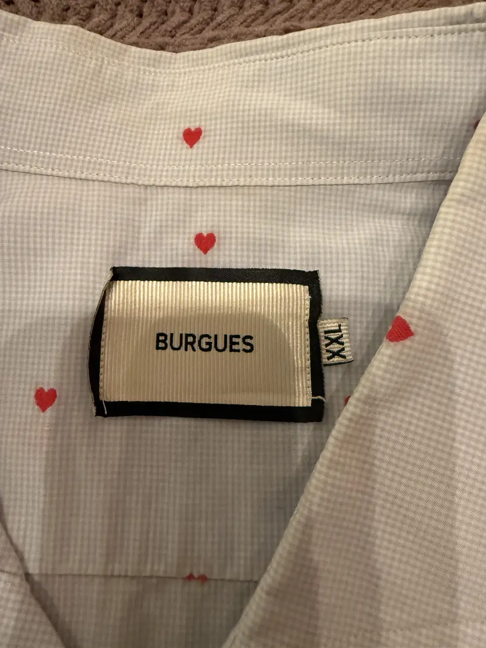 Camisa de hombre con estampado de corazones rojos sobre fondo blanco. Corte clásico, manga larga y cuello tradicional. Ideal para un look casual con un toque romántico.