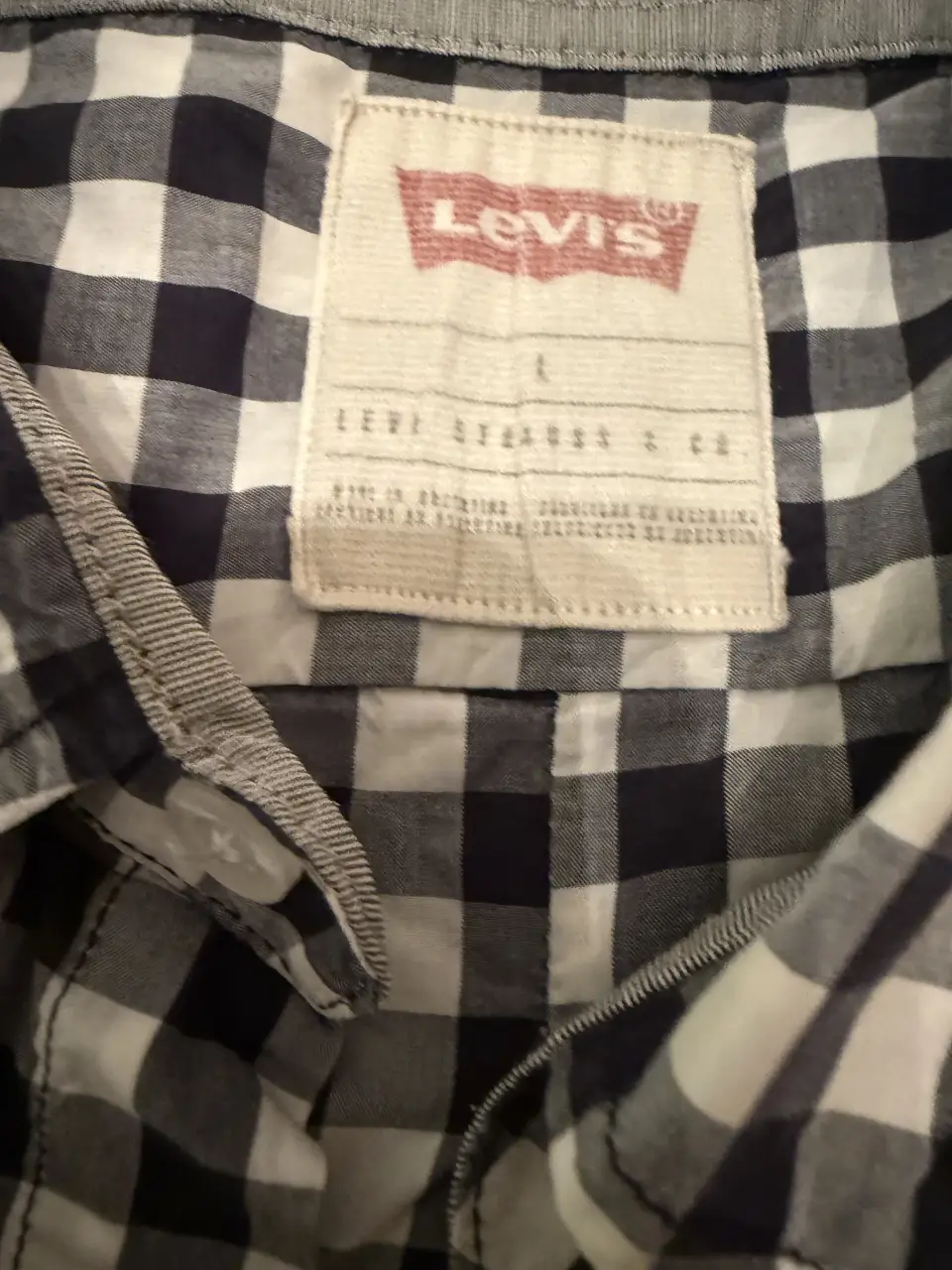 Camisa a cuadros en blanco y azul de la marca Levi's, ideal para un look casual y versátil. Confeccionada en algodón, esta camisa de manga larga es perfecta para cualquier ocasión.